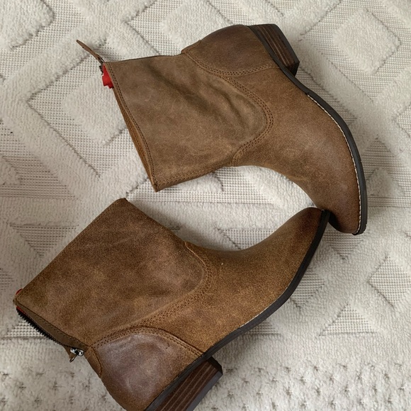 Boots - Picture 6 of 7